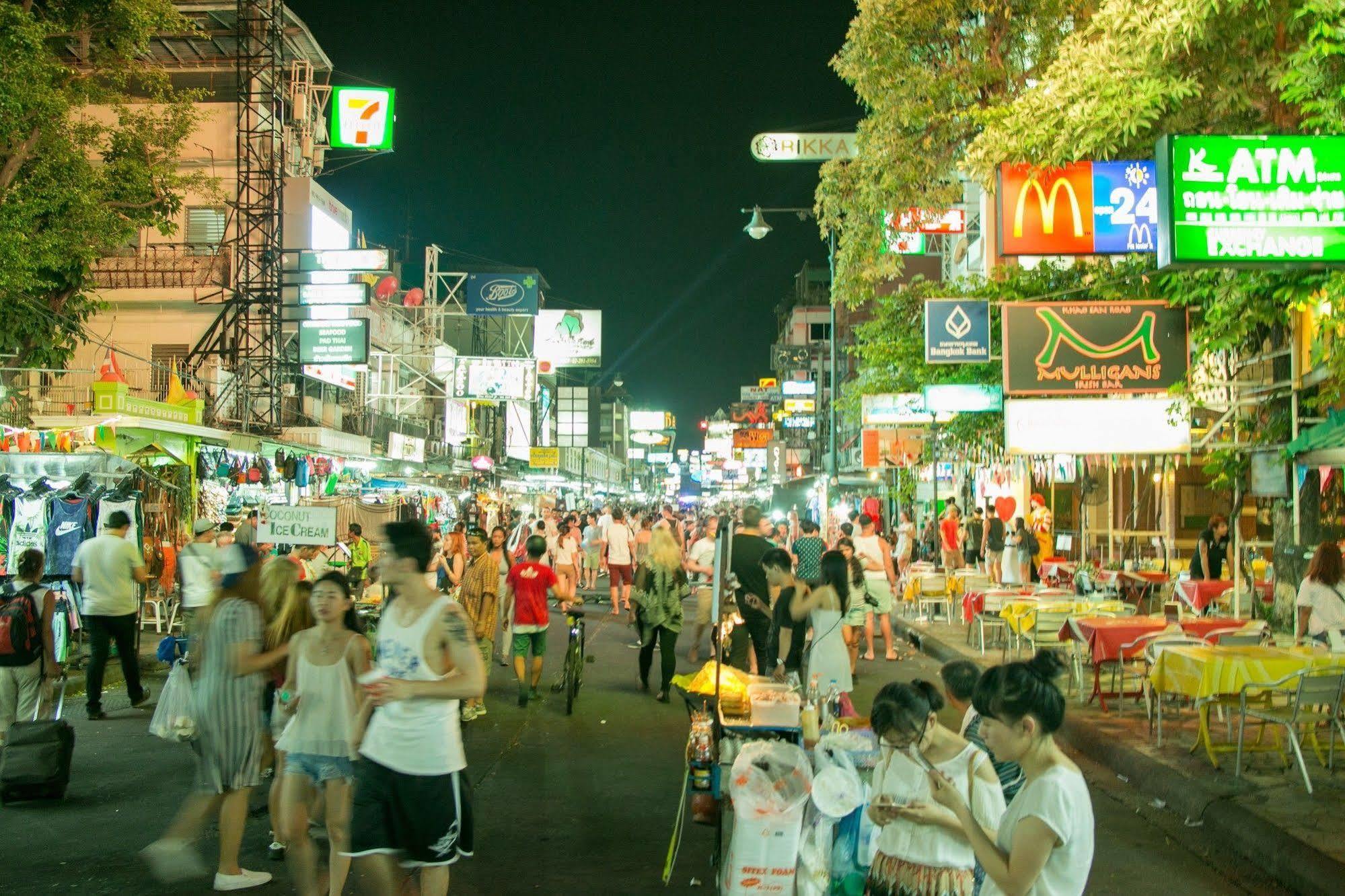 The Street Hostel Bangkok Bagian luar foto